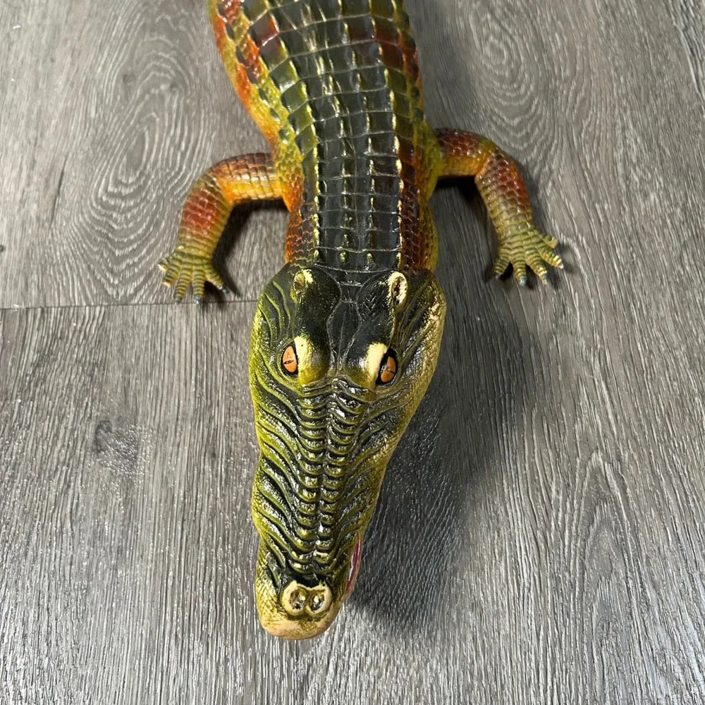 Dor Mei Alligator Toy Figure 29